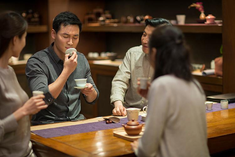 人情世故有一说

当朋友功成名就或出人头地的时候，就是与之情意终结之时，因为彼此