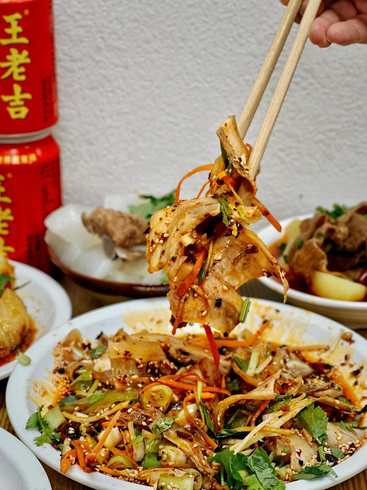 成都｜藏在巷子里的美食

藏在老社区巷子里的肥肠店
实惠又好吃😋太香了
本地人