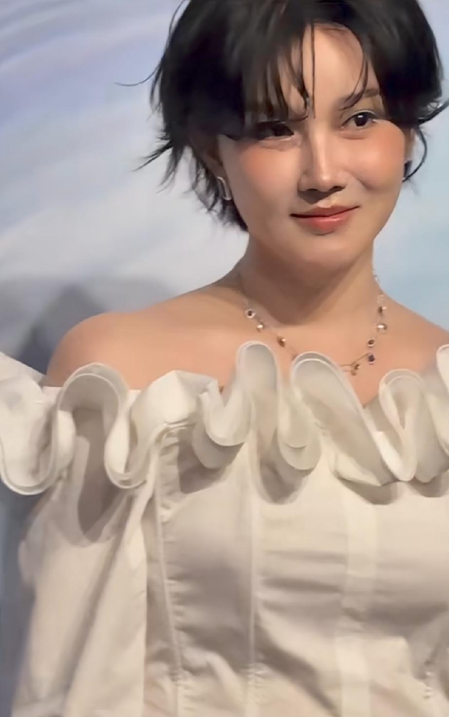 陈小纭脸咋肿了

之前跟陈妍希同框的时候看着就有一点圆润，有人说她又变脸了。
但