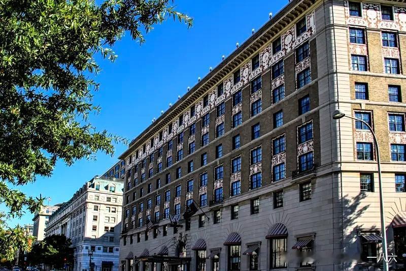 当地时间4月25日，白宫记者晚宴现场突发紧急情况，宴会厅内传出枪声。
 
根据央