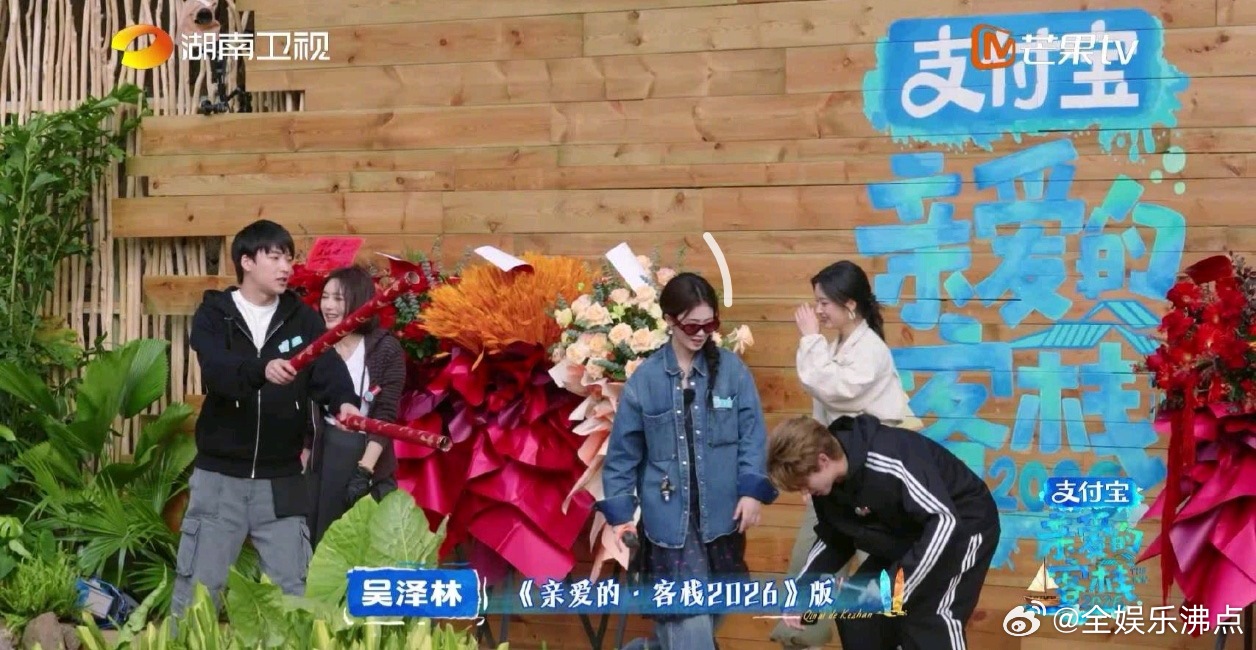 今夜，客栈话剧社重磅推出年度大戏！看演员们如何演绎“杉菜品如”和“道明世贤”，笑