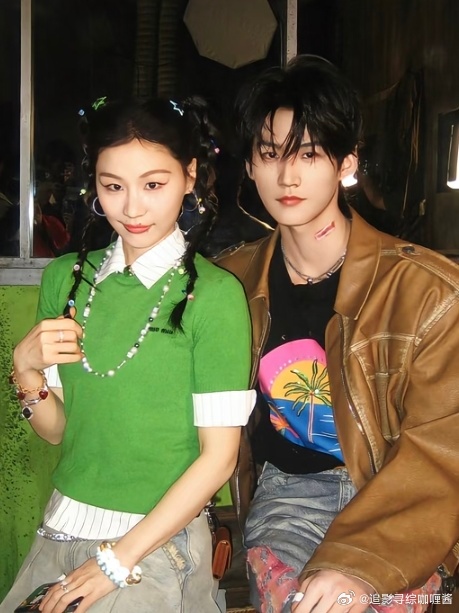 周柯宇给金靖打伞开始推理吧我又回看了一遍确认，那个白发撑伞的确实是周柯宇不是工作