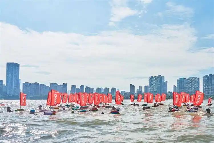 “万里长江横渡，极目楚天舒”，这句词出自毛泽东的《水调歌头·游泳》。1956 年