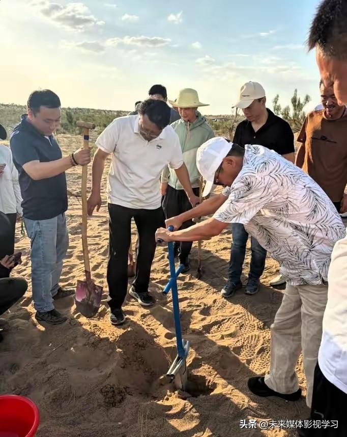 这两天，马云在甘肃民勤、新疆等地的身影，成了网友镜头下偶遇的风景。没有前呼后拥，