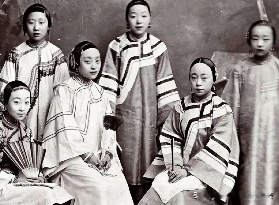 一个复杂的人物，他提倡一夫一妻制，可自己却娶了6个老婆， 结婚时年龄最大的也只有