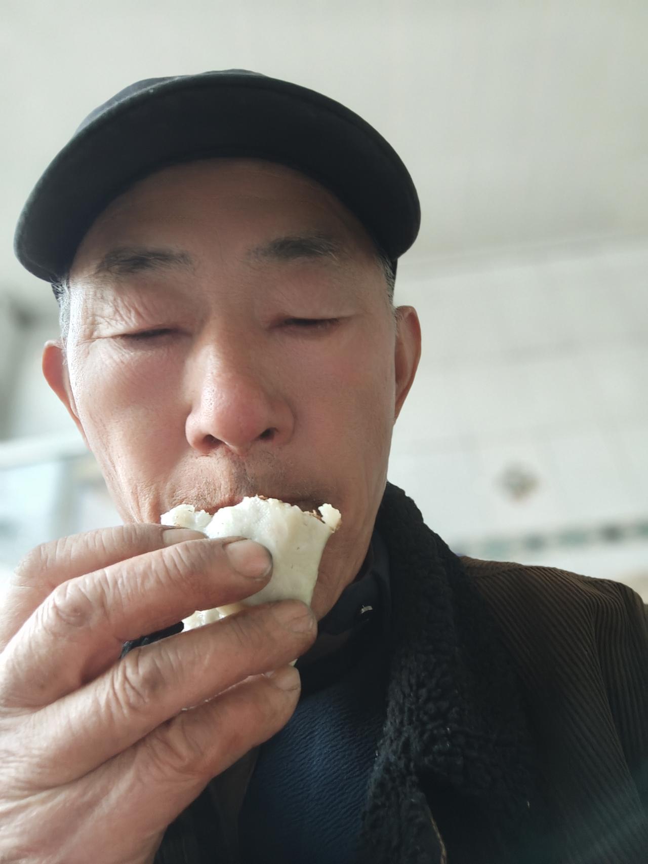 今天老伴高兴，给我做的的季菜馅蒸饺，这都是春天她到地里挖的野菜。在冰箱里面存着，