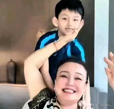 张兰奶奶一句问话点醒孙子：学不好怎么当公司接班人？上海交大硕士奶奶不用骂也不用催