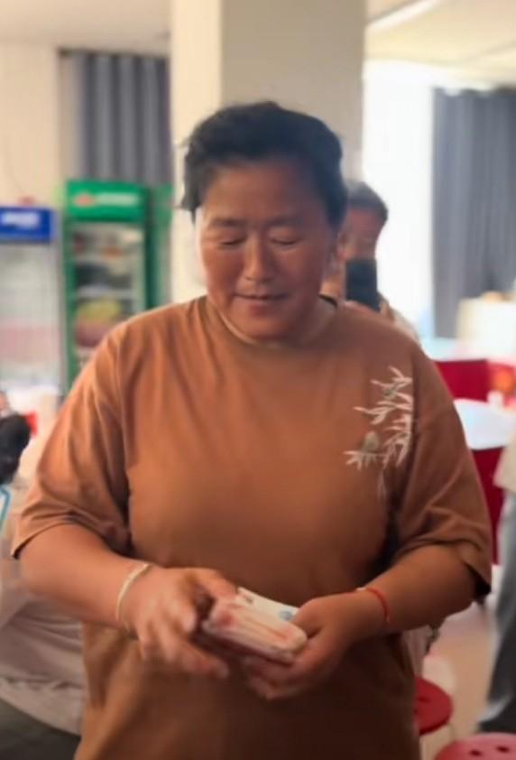 男人是挣钱的耙子，女人是收钱的匣子，这句话在大衣哥朱之文身上得到了充分体现。
大