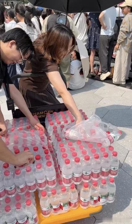 赵今麦给粉丝买水赵今麦别太暖心啊！线下活动天气很热，给粉丝发矿泉水了~赵今麦给粉