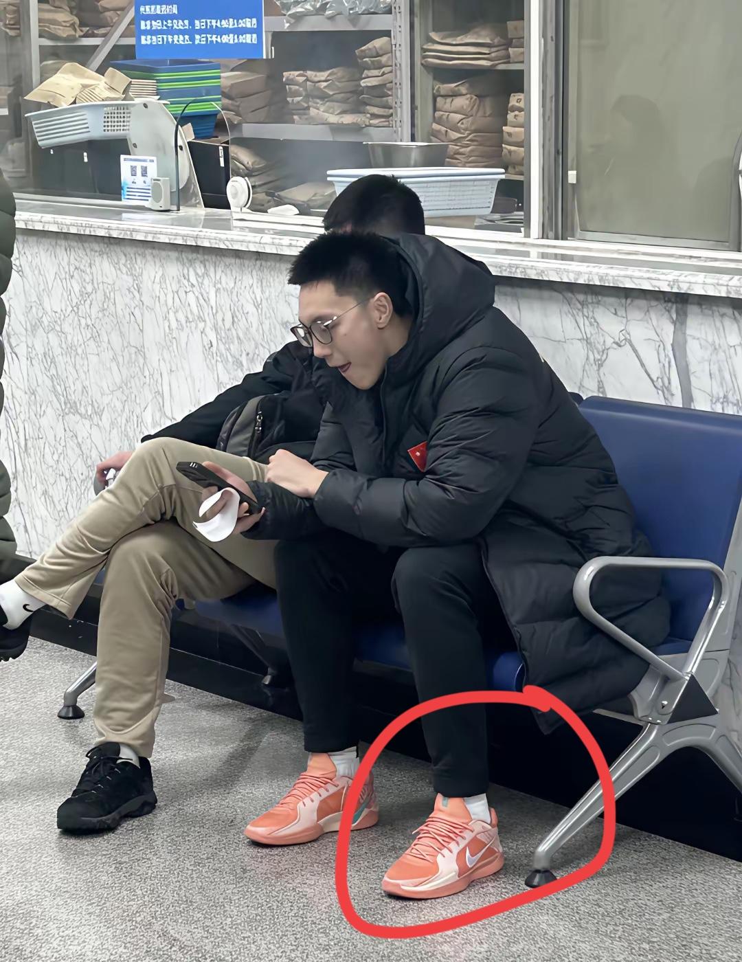 胡明轩穿的鞋子是什么牌子的？非常漂亮我也想买一双