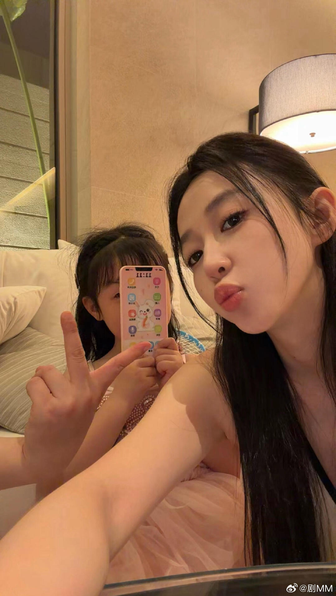 潘玮柏宣云女儿5岁近照潘玮柏女儿都长这么大了潘玮柏女儿都长这么大了，旁边的大手就