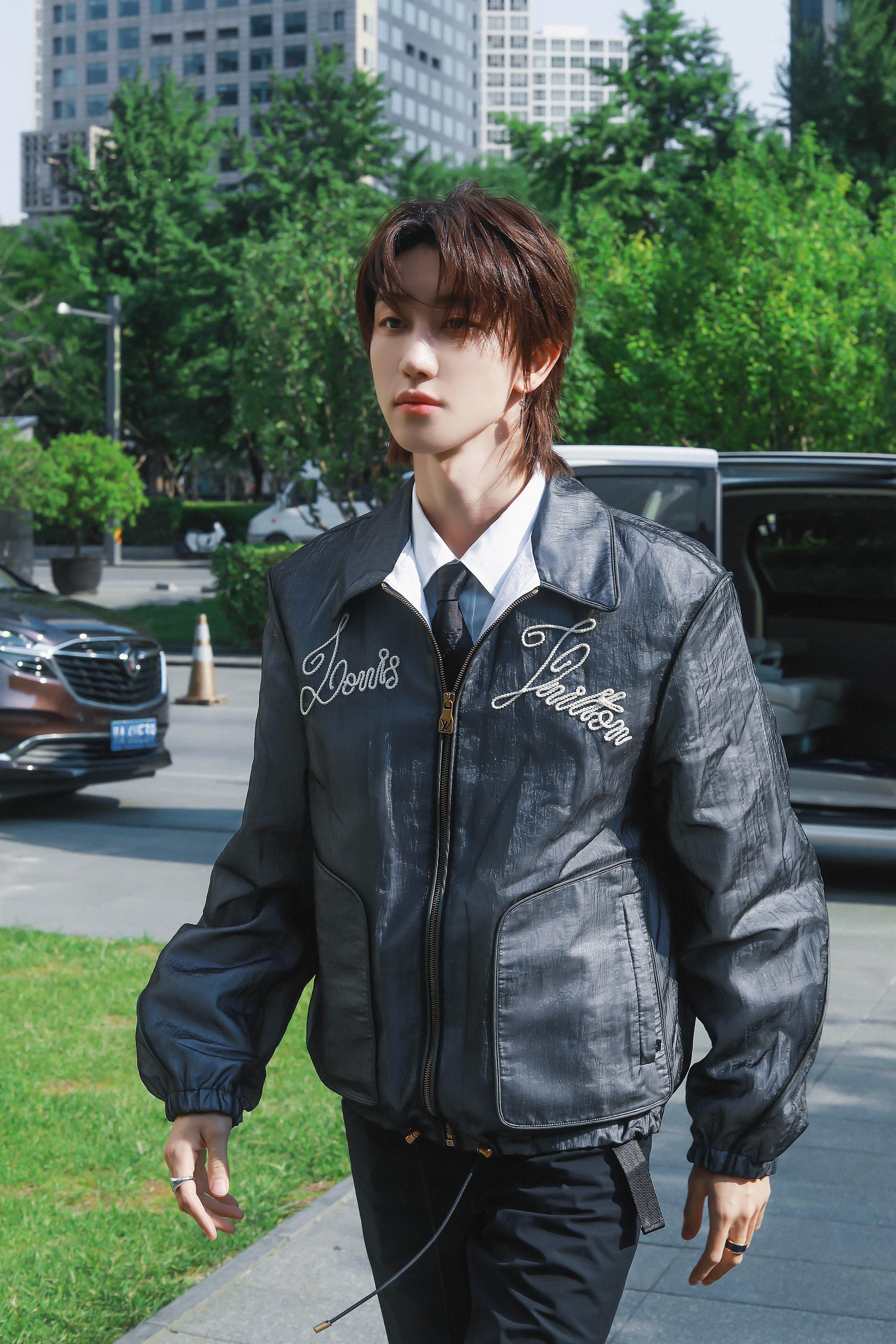#徐明浩看展look# 短裤搭配长袜学生气十足，整套look精致时髦，时尚表现力
