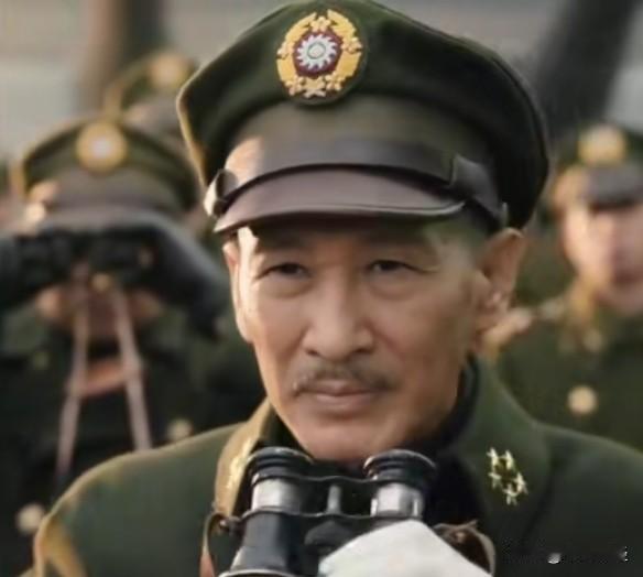 在军舰上，蒋介石手持望远镜，凝视着对面的塔山。这时，侯镜如向蒋介石说道：“塔山虽