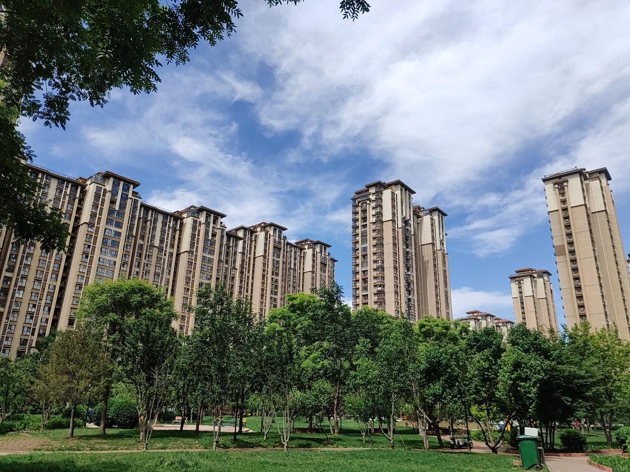 漫步小区，抬眼便是澄澈蓝天，流云悠悠漫卷舒展。四下静谧安然，清风轻拂，尘世浮躁尽