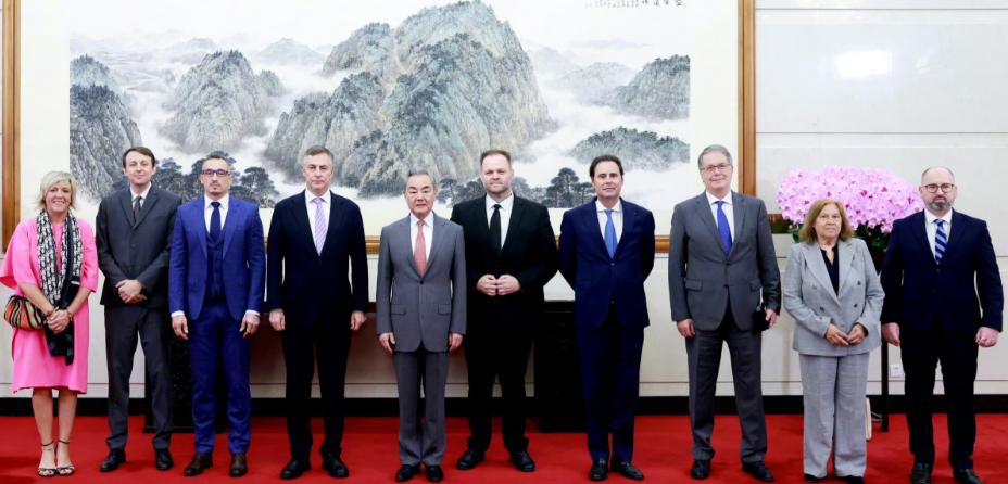 成了，中国和欧洲谈成了。北京时间7月21日，中国外交部长王毅在北京会见了欧洲议会