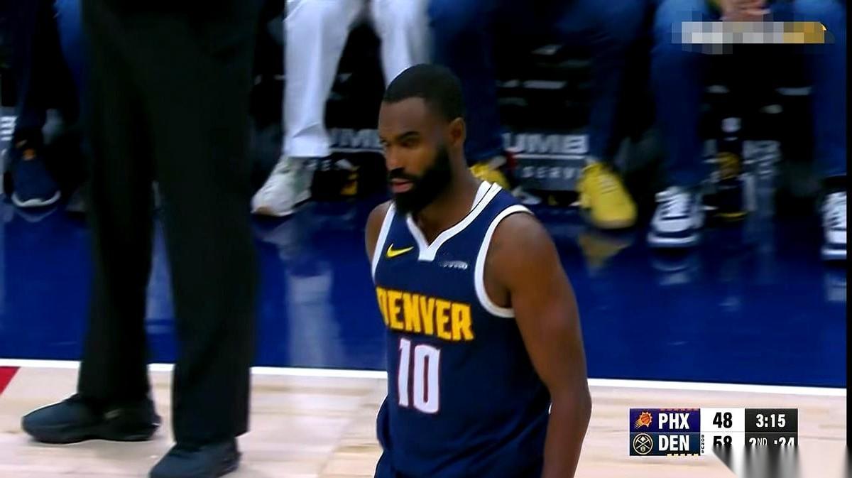 看小哈达威打球，我脑仁疼。
真的，半场5中1，其中三分4中1，就在场上溜达了14