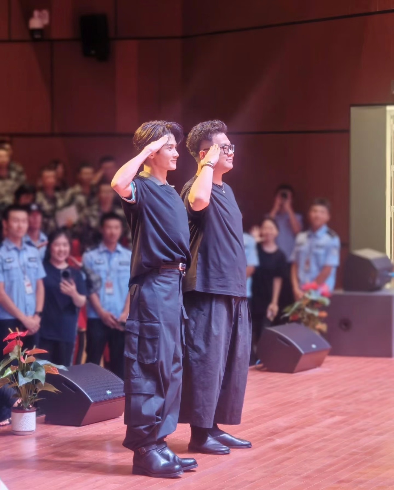 最震撼的一幕一个亓宏刚千千万万个“亓宏刚”正义永存！！！🫡 檀健次跟学生合唱阿