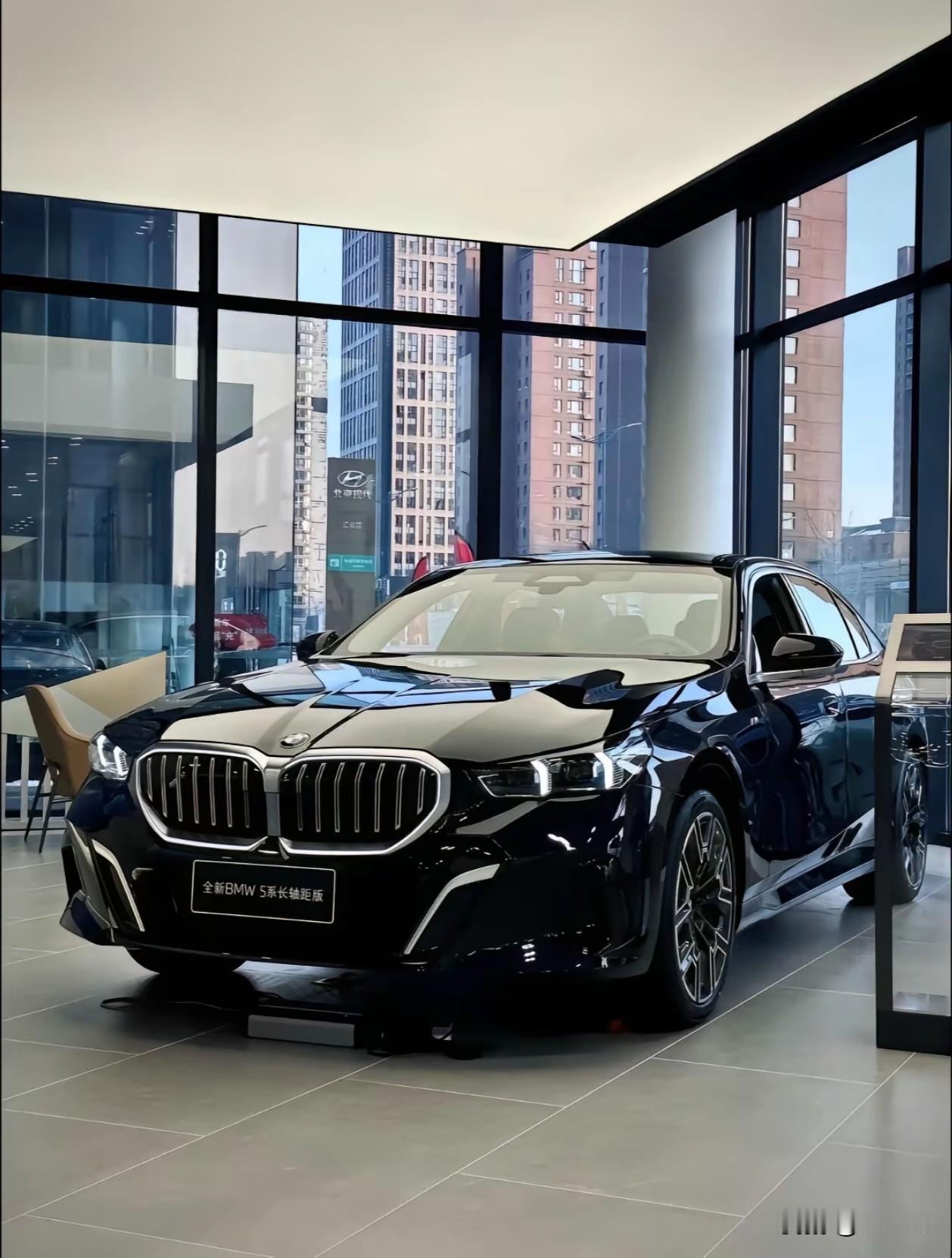 外观设计的激进变革，让这一代5系被推上风口浪尖。细长大灯、扁平格栅，被网友戏称为