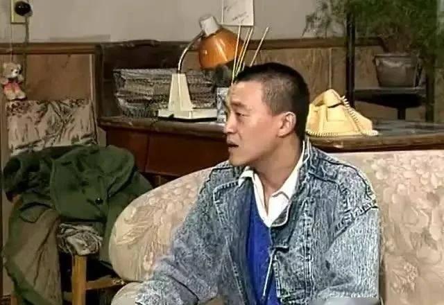 1993年 年仅二十五岁的何冰出演我爱我家
九三年，著名演员何冰出演我爱我家里贾