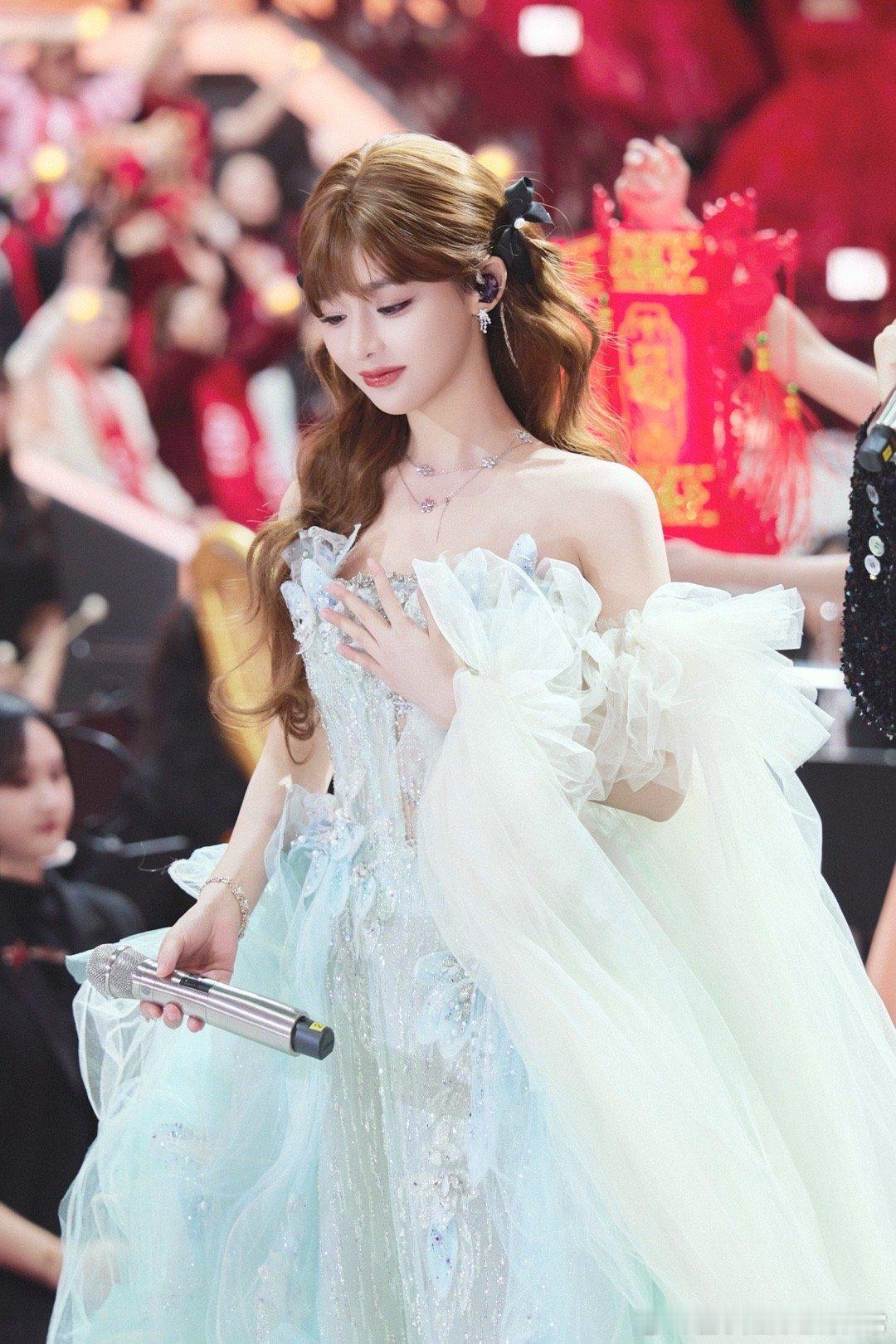 孙楠黄霄雲合唱万家灯火共团圆这波真的感受到华语乐坛薪火相传的感动，两人合作的《万