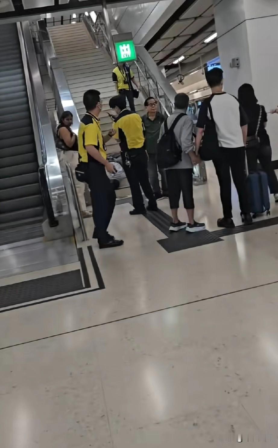 11月1日上午一男子在香港地铁倒在楼梯上，应该是不小心下梯倒的，看似很严重。这些