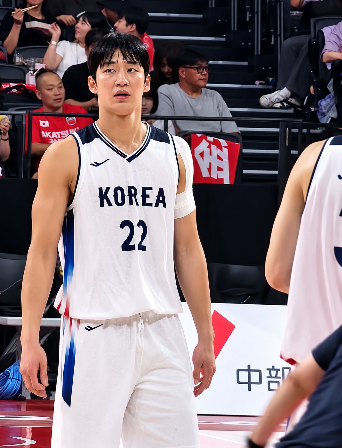 韩国男篮算是我们亚运会金牌竞争对手了，他们的吕俊锡昨天对沙特时崴脚，只打了11分