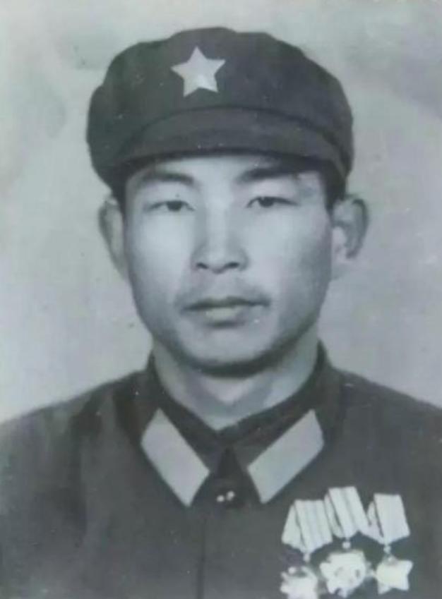 1980年，小战士许明习被越军包围，敌人见他孤身一人，而且子弹已经打光，不由得嚣