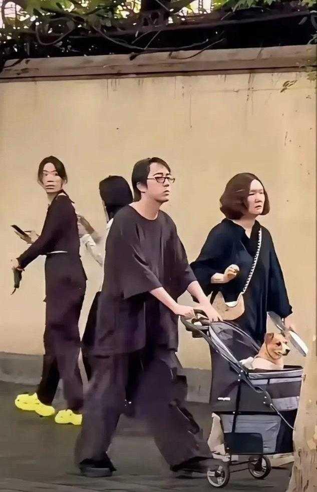 不怪后面的小姐姐忍不住回头，换我也是一样。