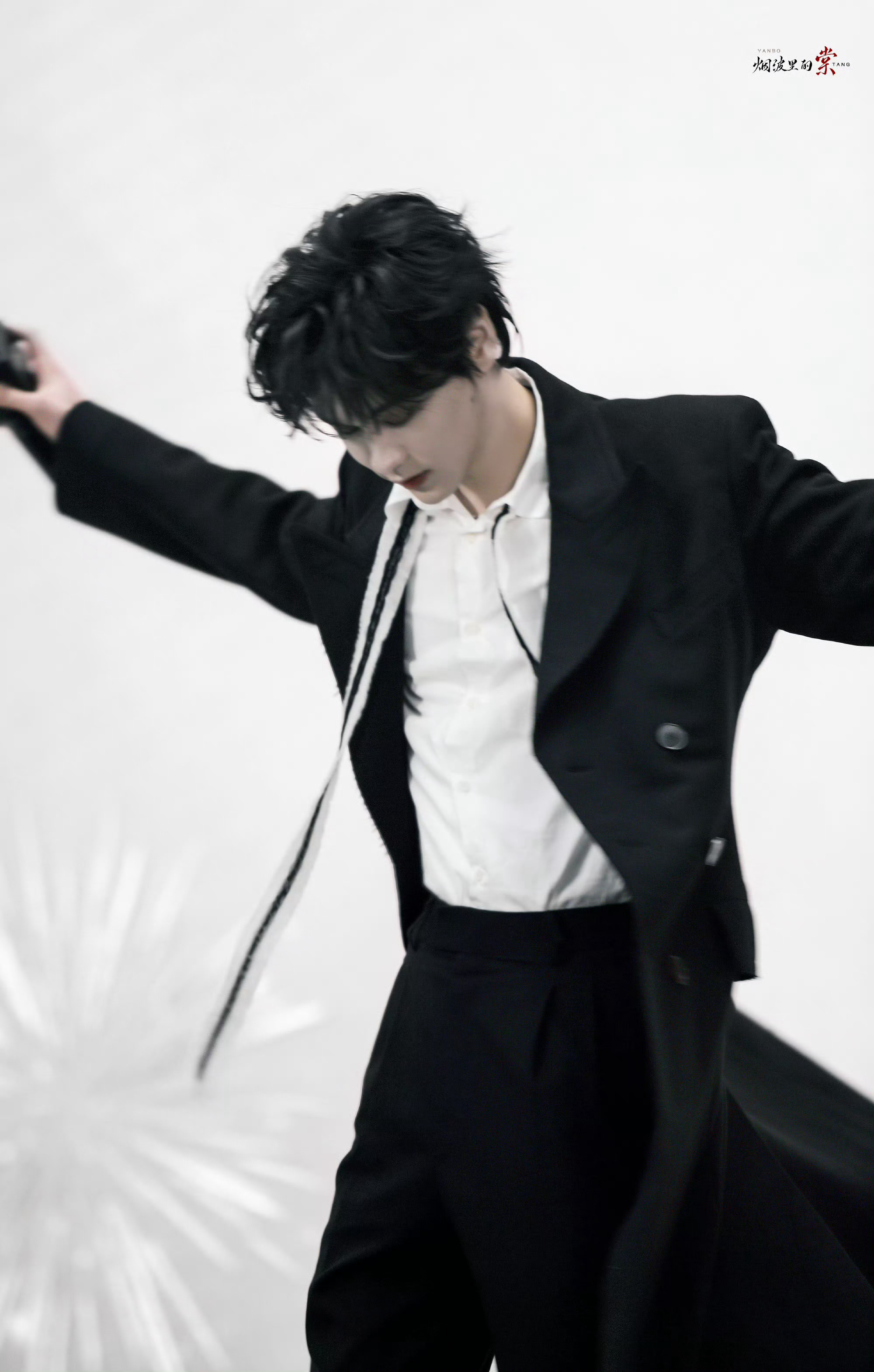 田栩宁现身活动现场，卷发尽显清爽俊朗，生图状态绝了，眉眼间少年气拉满，举手投足皆