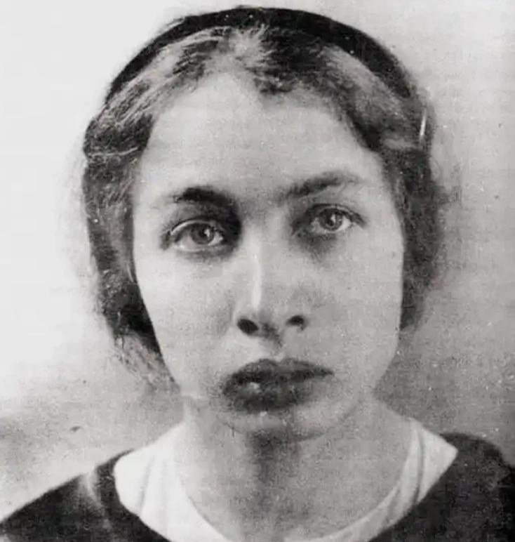 晴雨风说史[超话]晴雨风说史1918年，列宁遭遇刺杀，女刺客卡普兰对着他连开了三