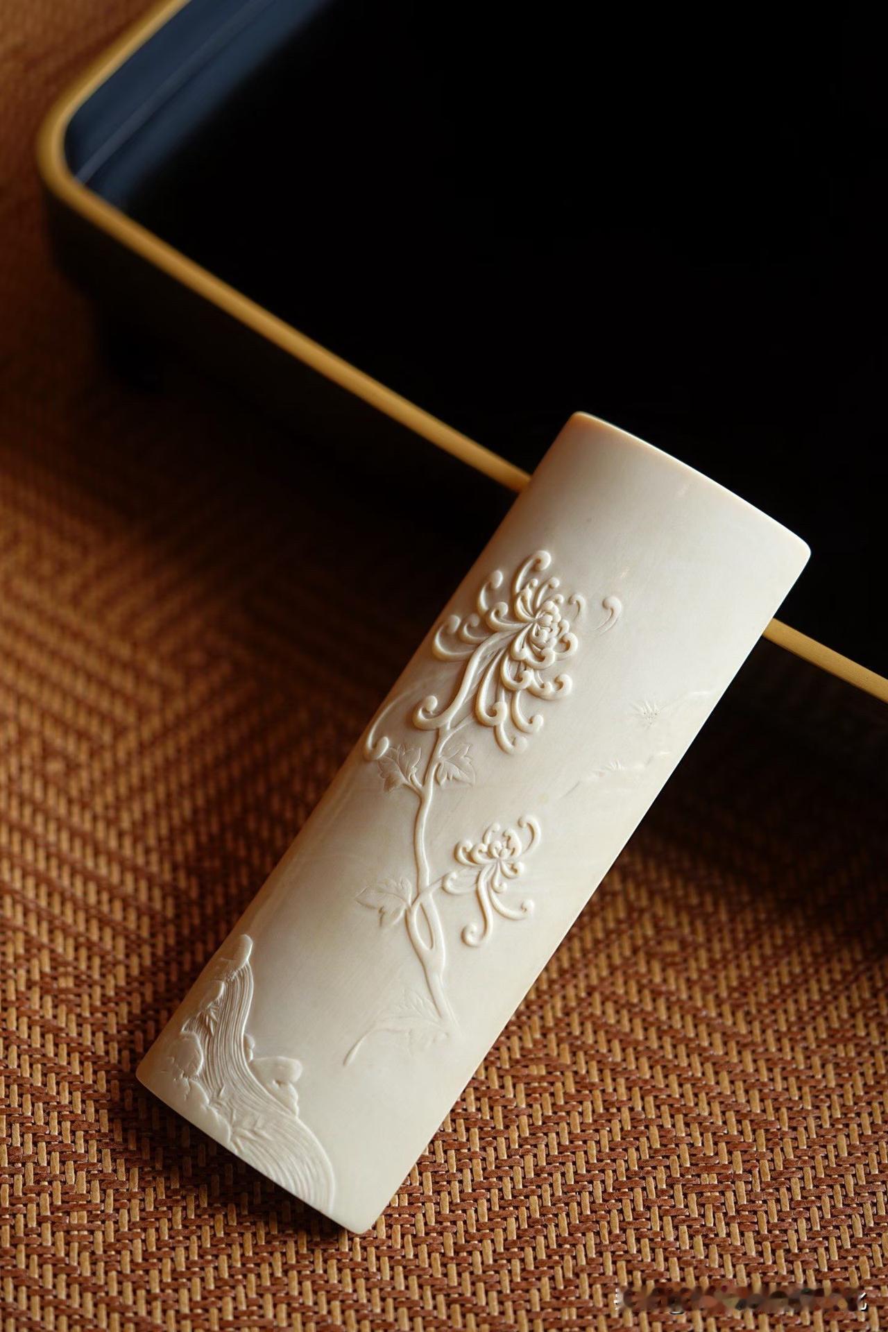 有些花，不争春，却最耐看。

这枚“君子菊”，不在热闹处取胜。花瓣舒卷有度，线条