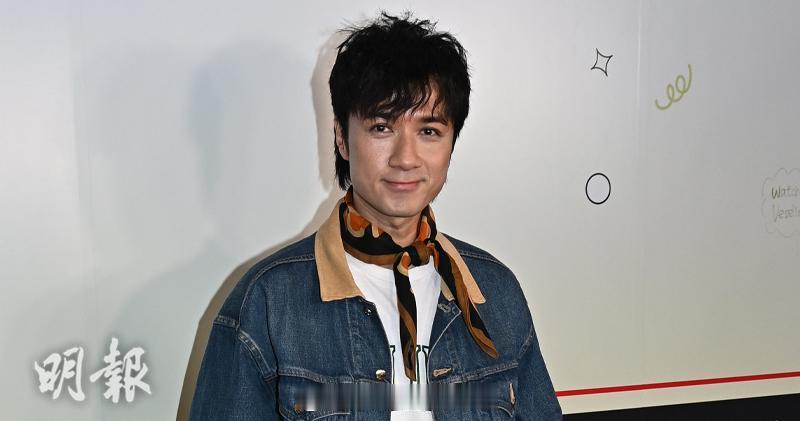 明报：古巨基搞“盲听歌王”帮新人 吁音乐路上给予苏永康包容古巨基今天（25日）出