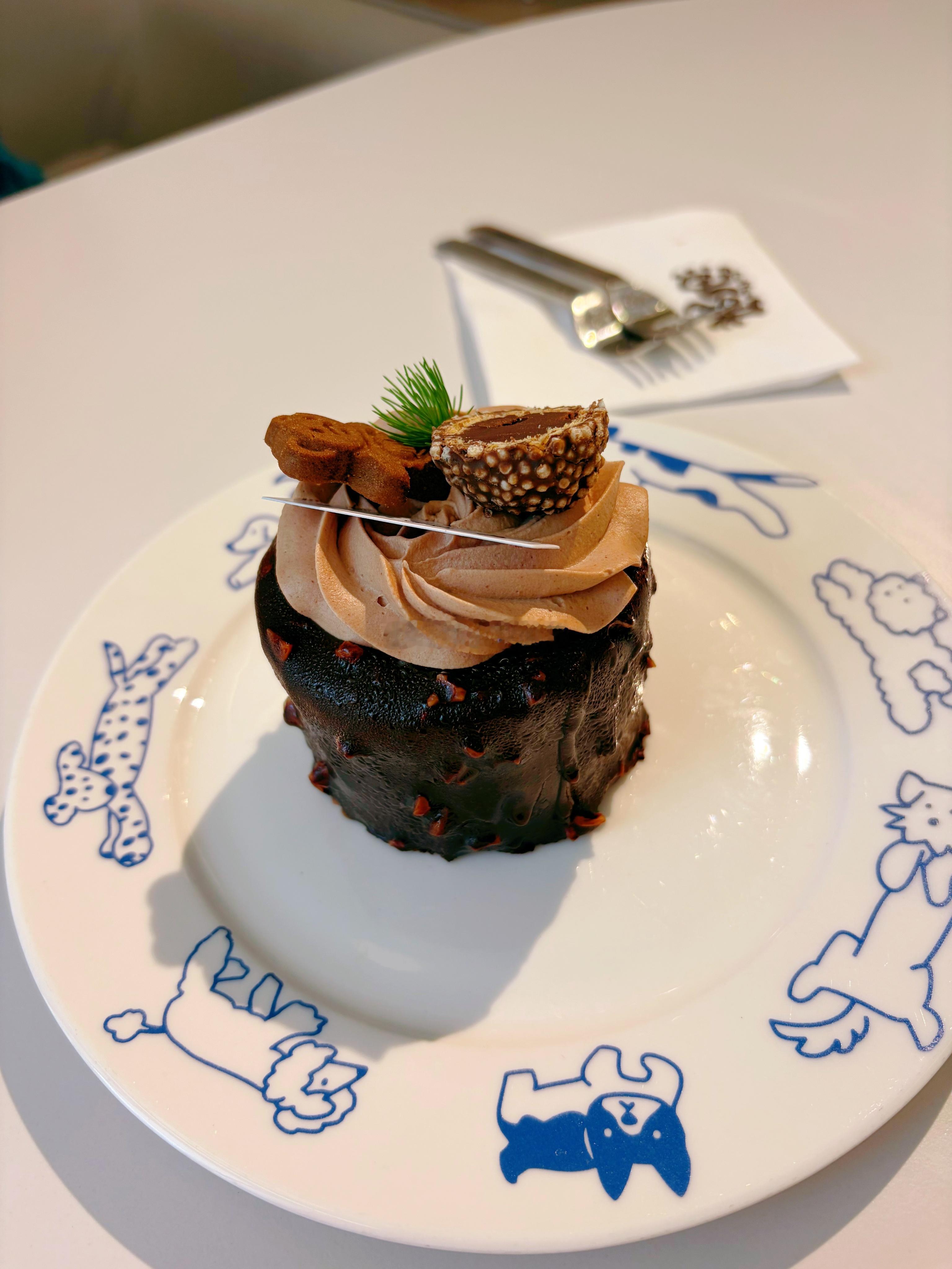 今日份的下午茶准时就位，随便选的小点心意外好吃，坐着慢悠悠吃喝刷会儿手机，不用赶