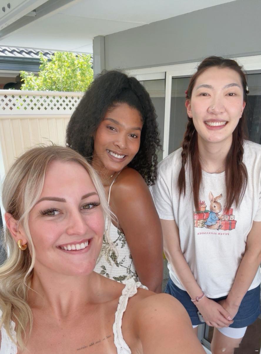 很特别的夏日圣诞节，和队友的家人朋友一起度过！和祖国的春节很像。想念祖国的亲人朋