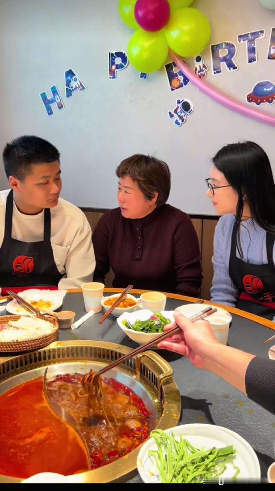 双胞胎哥哥朱进今天更新视频，视频是给儿子过生日。
      首先是接外公外婆，