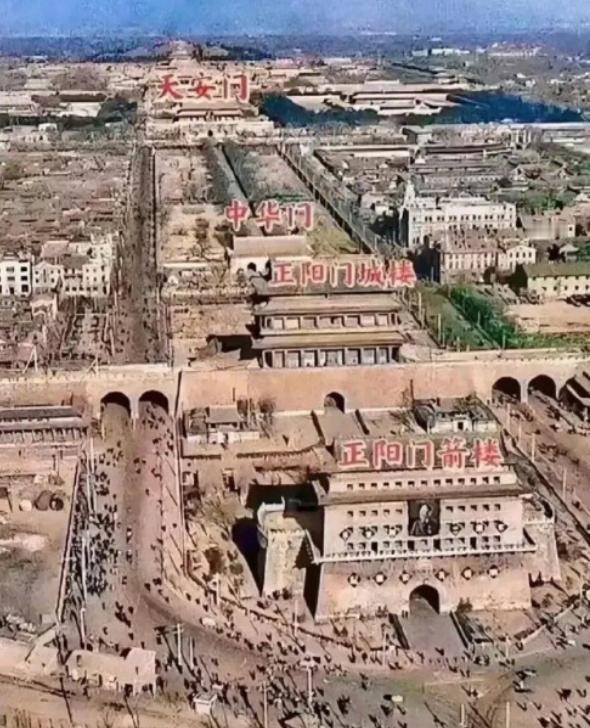 天安门最初的模样已不复存在，郭沫若多次建议拆除大部分城门，最终得以实施，林徽因对