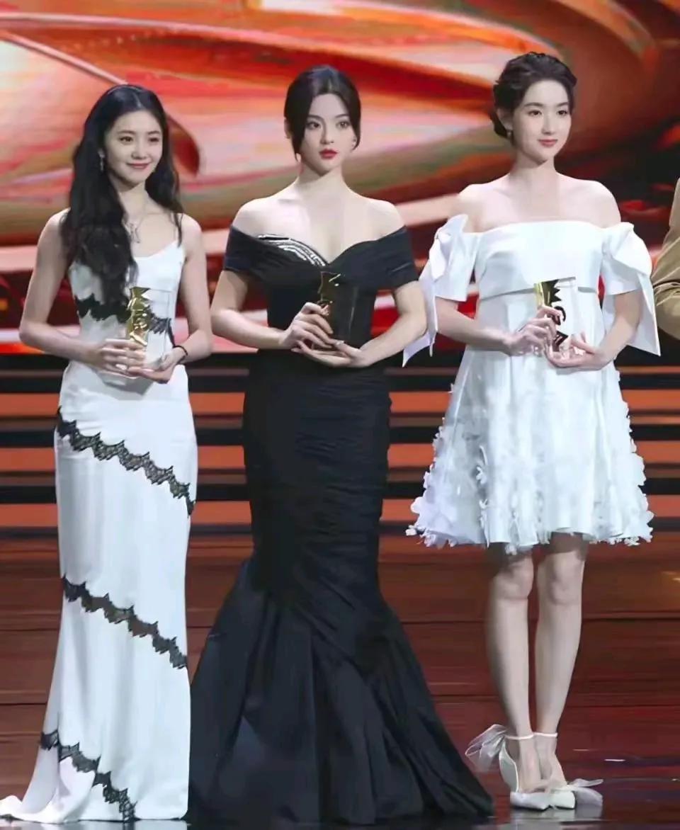 娱乐圈又出大难题，杨超越、刘浩存和王玉雯三朵鲜花同框，三位的美色让人眼花缭乱，想