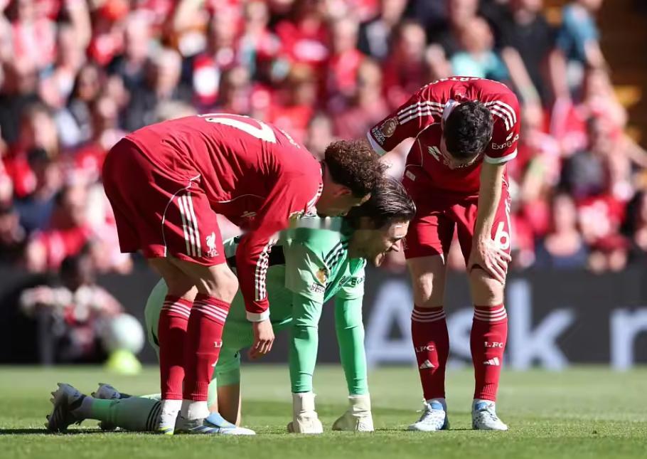 利物浦3-1击败水晶宫的比赛中，客队趁门将伍德曼受伤倒地、主队球员停止比赛之际攻