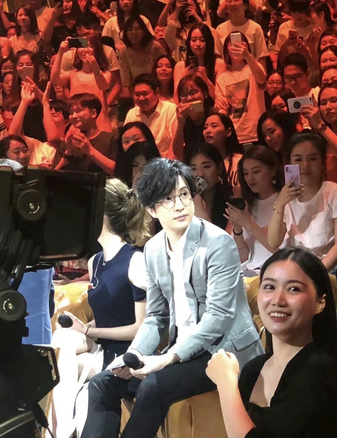 最近刷到老薛，说实话，是有点心疼。
广州音乐节上，他嗓子都“劈叉”了，还在那硬撑