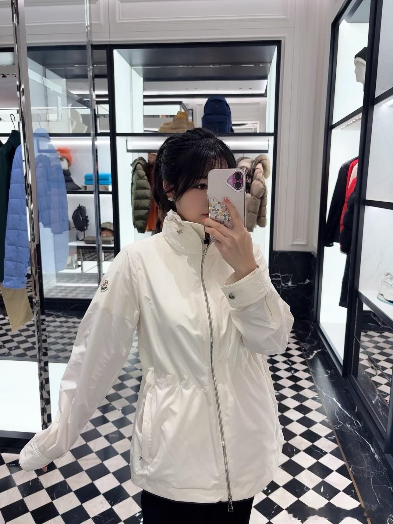 Monc***防晒夹克，腰部抽绳可调节，轻松收腰显身材✨。左臂圆形刺绣徽标超有辨