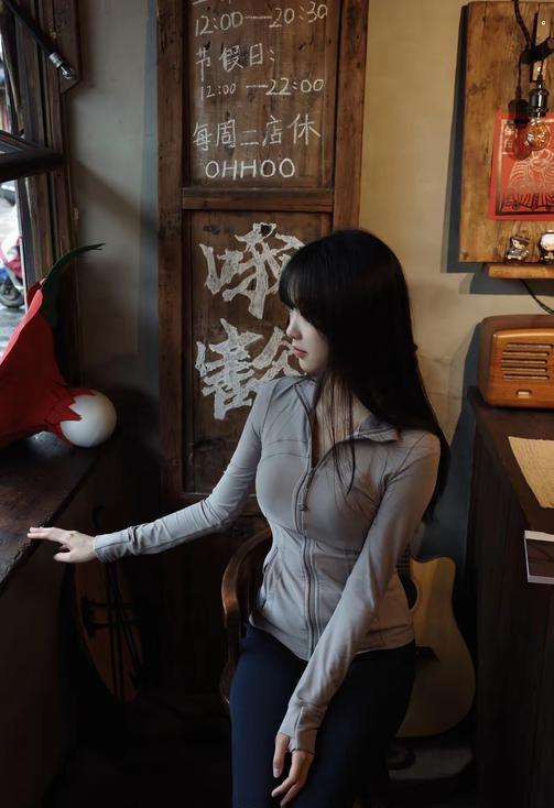 咖啡馆里的温暖时光，静享午后慵懒时光。清纯可爱秋日里的咖啡馆 秋日氛围咖啡馆