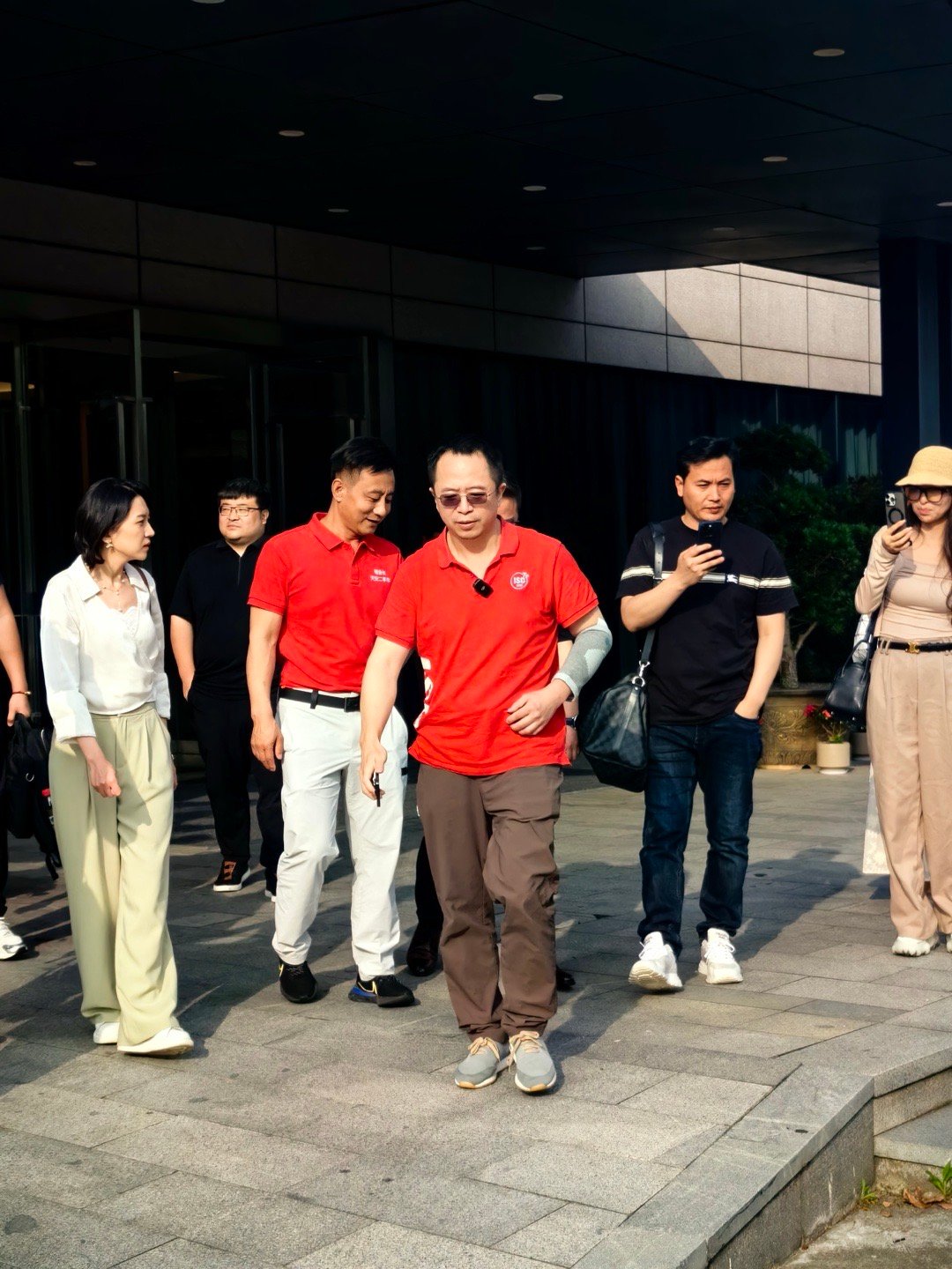 周鸿祎去提极氪009光辉了，前段时间我还参加了这款车的发布，很强的奢华感，很适合