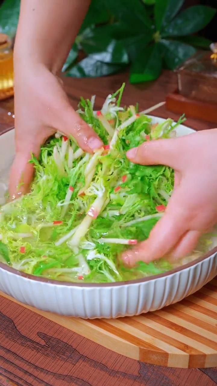 苦菊拌苹果。
瞧瞧人家东北人多会做饭，苦菊和苹果的搭配居然这么好吃。这是东北人老