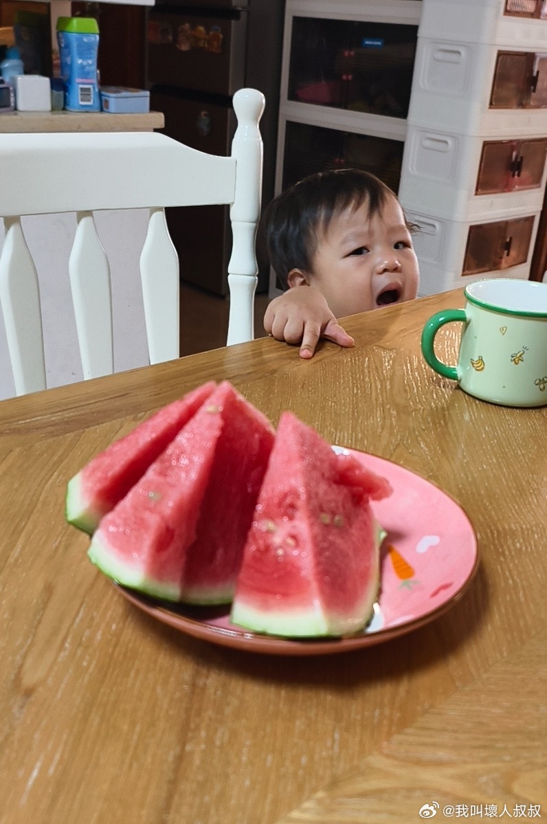 渴望食物的眼神，是遮掩不了的……萌娃养成记