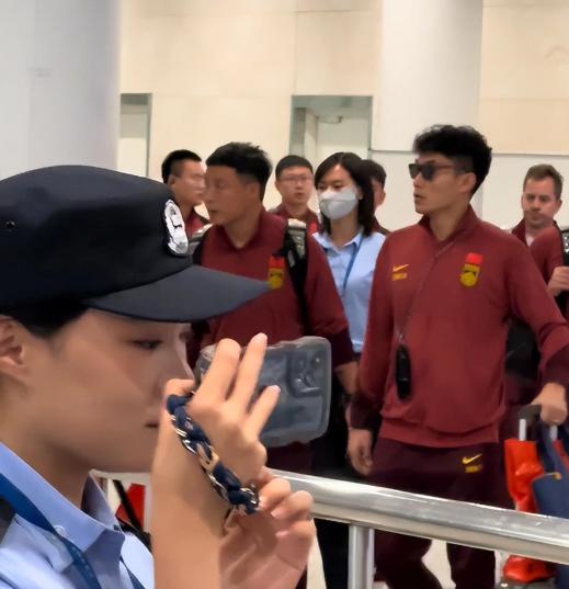 国足回来了，但是根本没有任何球迷接机，现场真的是挺惨的

男足上了场就没有一点拼