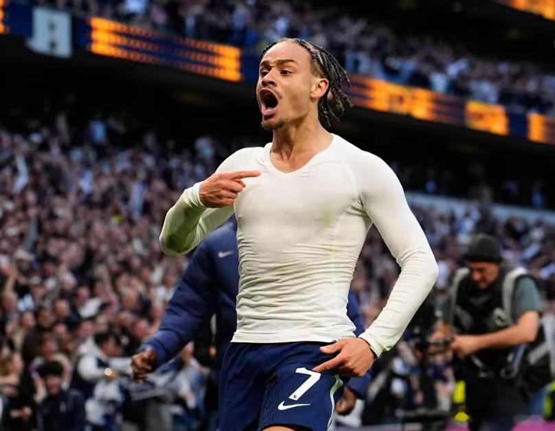 不长记性?西蒙斯脱衣庆祝后热刺遭绝平，里沙利松曾两次翻车托特纳姆热刺vs狼队热刺