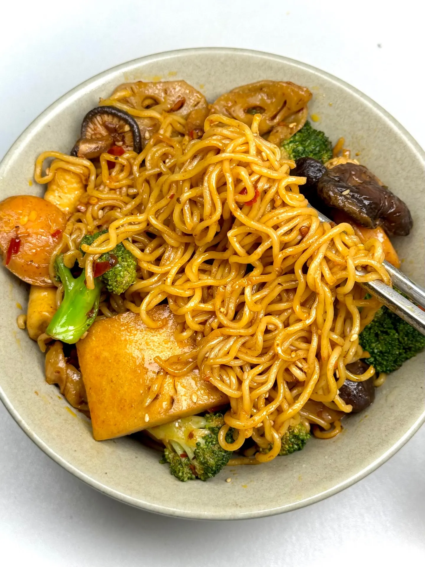 在家自己做了一大碗麻辣香锅，真的超满足。食材： 西兰花|香菇1丸子|藕...