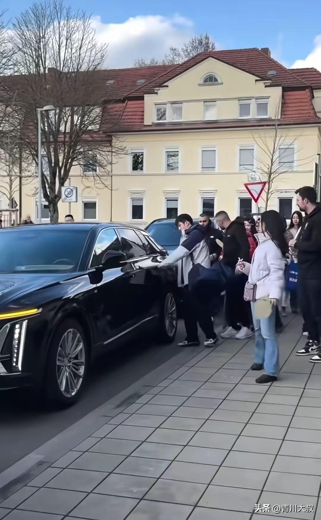 笑死我了！樊振东倒车，一家人指挥，搞得东哥不自信了！
紧握的方向盘的手都颤抖了！