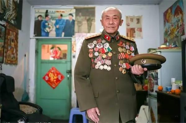 1955年，年过50的抗日英雄肖万世，要迎娶18岁的夏启芳，夏父骂他：“做梦！”