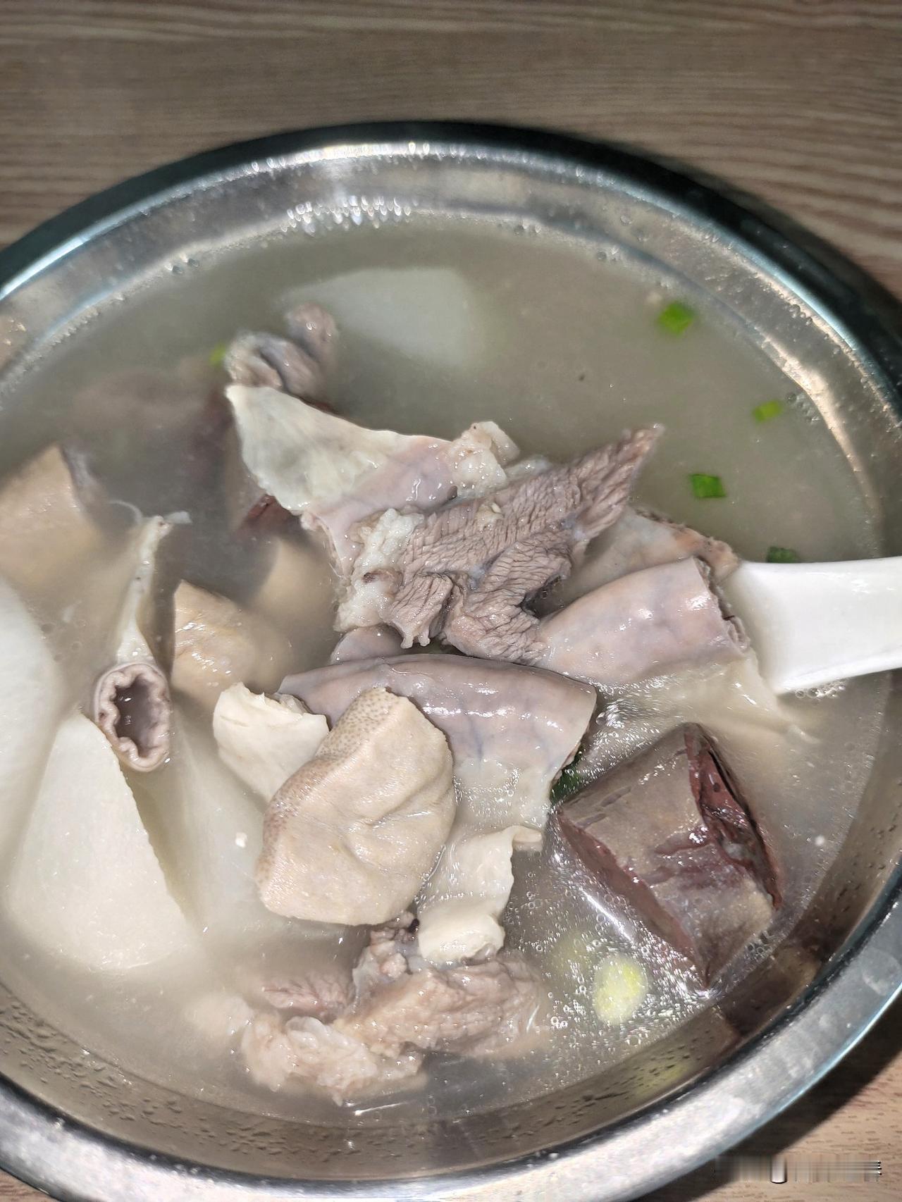 这家藏在晋江永和小巷里的古早味，做的肠子汤味道非常鲜美。
我喜欢每一样都加一点，